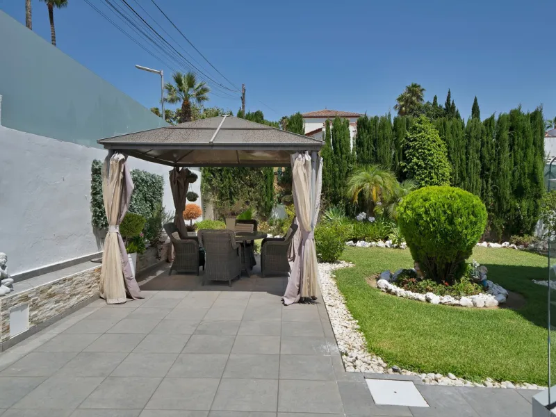 Located in the peaceful and sought-after area of Buenas Noches, just 2 minutes from the beach, this stunning property has been fully renovated using high-quality materials and refined contemporary design. Ideal as a family home or a second residence, it o