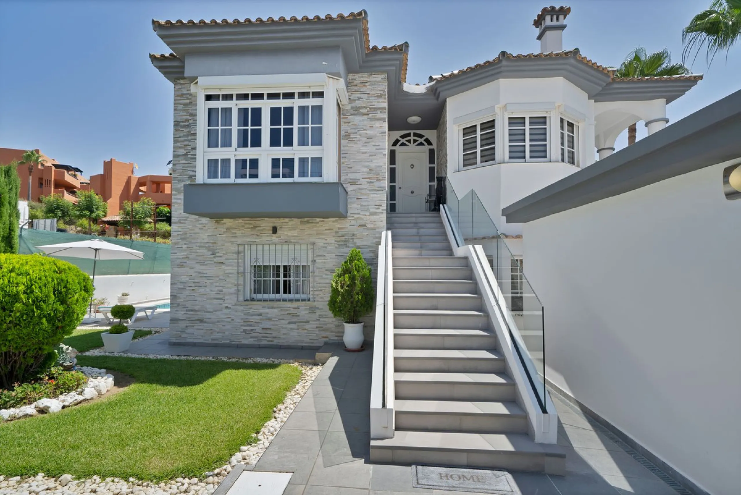 Located in the peaceful and sought-after area of Buenas Noches, just 2 minutes from the beach, this stunning property has been fully renovated using high-quality materials and refined contemporary design. Ideal as a family home or a second residence, it o