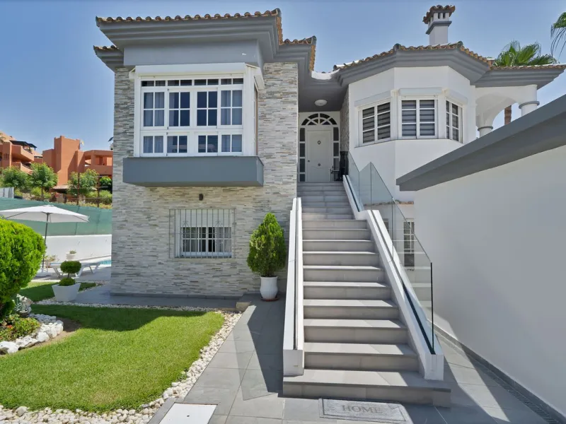 Located in the peaceful and sought-after area of Buenas Noches, just 2 minutes from the beach, this stunning property has been fully renovated using high-quality materials and refined contemporary design. Ideal as a family home or a second residence, it o
