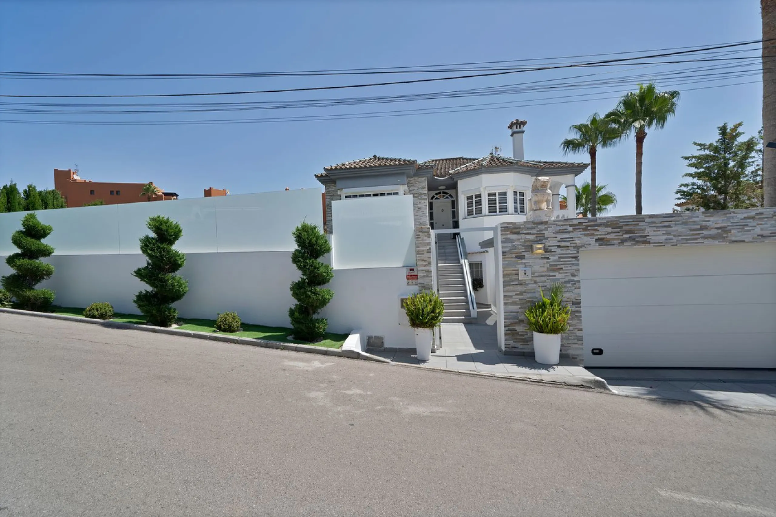 Located in the peaceful and sought-after area of Buenas Noches, just 2 minutes from the beach, this stunning property has been fully renovated using high-quality materials and refined contemporary design. Ideal as a family home or a second residence, it o