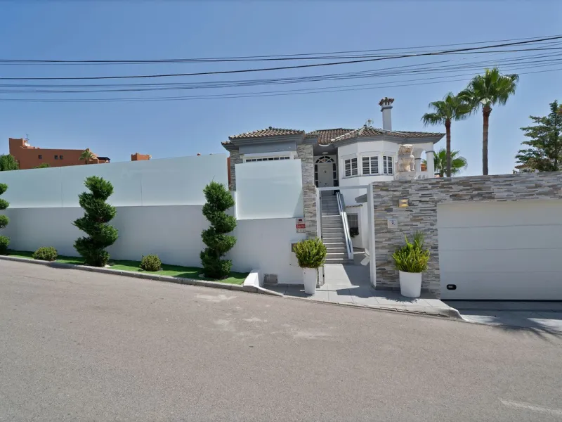 Located in the peaceful and sought-after area of Buenas Noches, just 2 minutes from the beach, this stunning property has been fully renovated using high-quality materials and refined contemporary design. Ideal as a family home or a second residence, it o