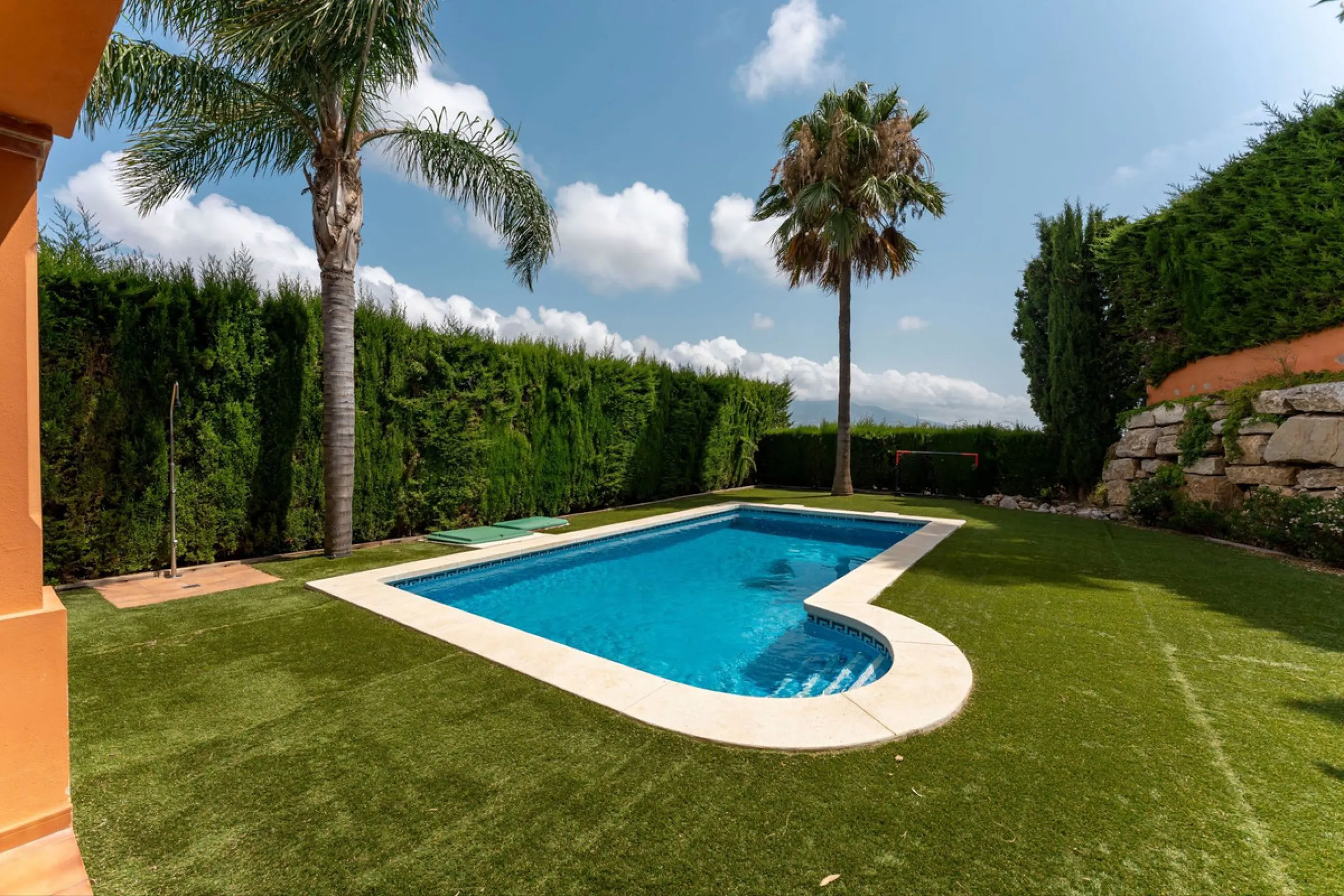 Located in the sought-after residential area of Cerro del Águila on Mijas Costa, this beautifully presented detached corner villa offers a unique combination of privacy, open views, and exceptional comfort. Enjoy uninterrupted panoramic vistas across the 