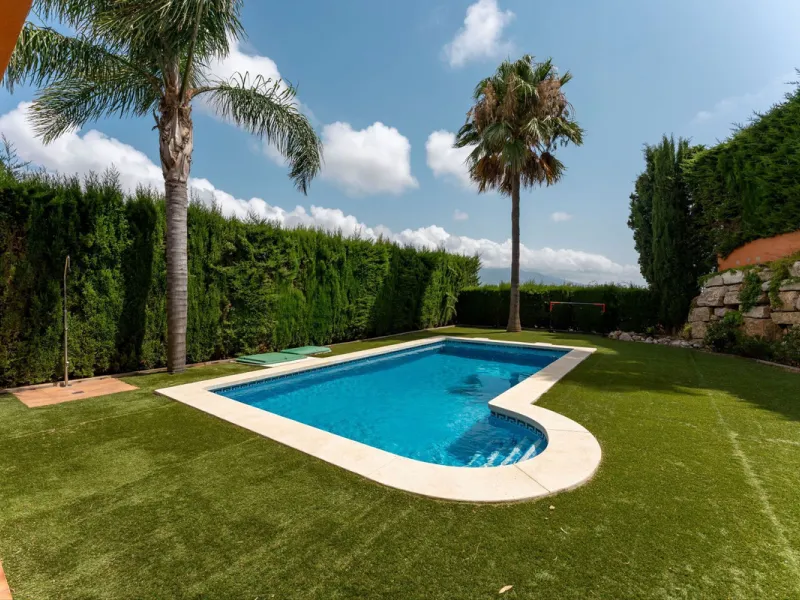 Located in the sought-after residential area of Cerro del Águila on Mijas Costa, this beautifully presented detached corner villa offers a unique combination of privacy, open views, and exceptional comfort. Enjoy uninterrupted panoramic vistas across the 