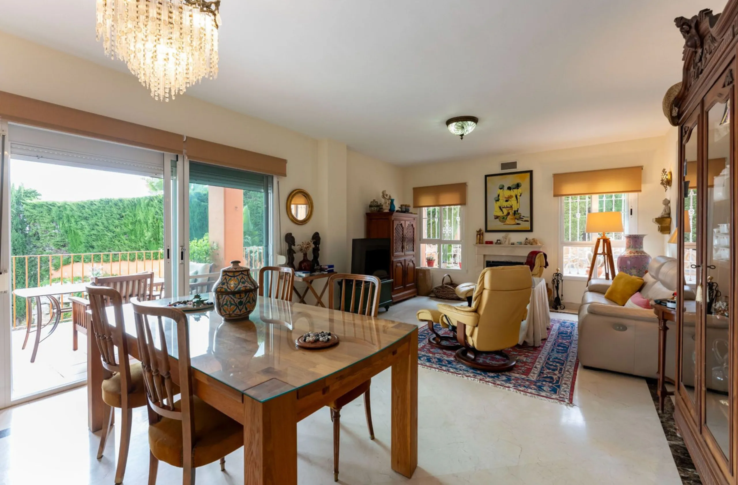 Located in the sought-after residential area of Cerro del Águila on Mijas Costa, this beautifully presented detached corner villa offers a unique combination of privacy, open views, and exceptional comfort. Enjoy uninterrupted panoramic vistas across the 
