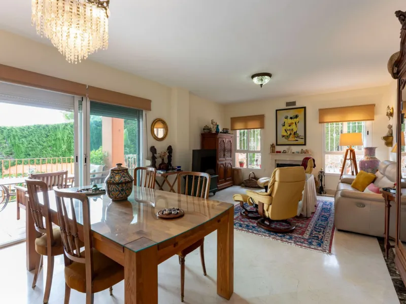 Located in the sought-after residential area of Cerro del Águila on Mijas Costa, this beautifully presented detached corner villa offers a unique combination of privacy, open views, and exceptional comfort. Enjoy uninterrupted panoramic vistas across the 