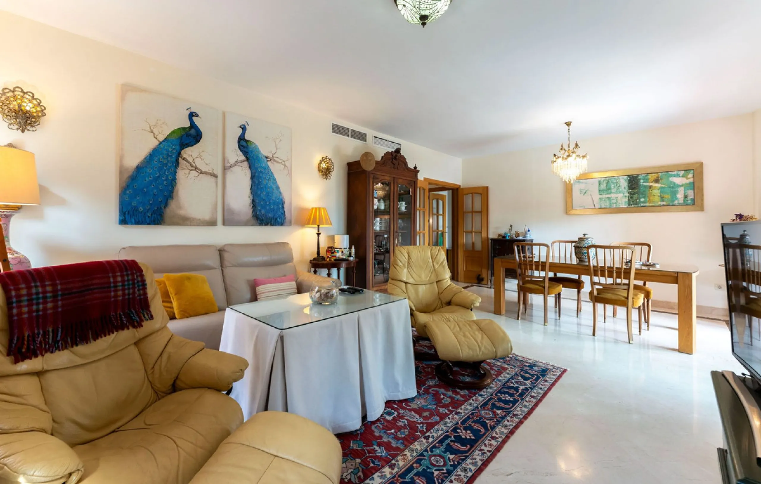 Located in the sought-after residential area of Cerro del Águila on Mijas Costa, this beautifully presented detached corner villa offers a unique combination of privacy, open views, and exceptional comfort. Enjoy uninterrupted panoramic vistas across the 