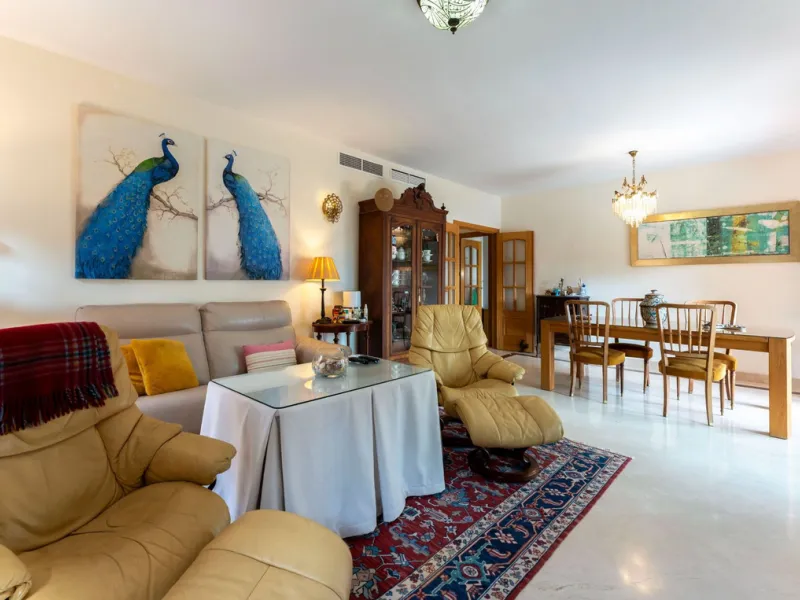 Located in the sought-after residential area of Cerro del Águila on Mijas Costa, this beautifully presented detached corner villa offers a unique combination of privacy, open views, and exceptional comfort. Enjoy uninterrupted panoramic vistas across the 