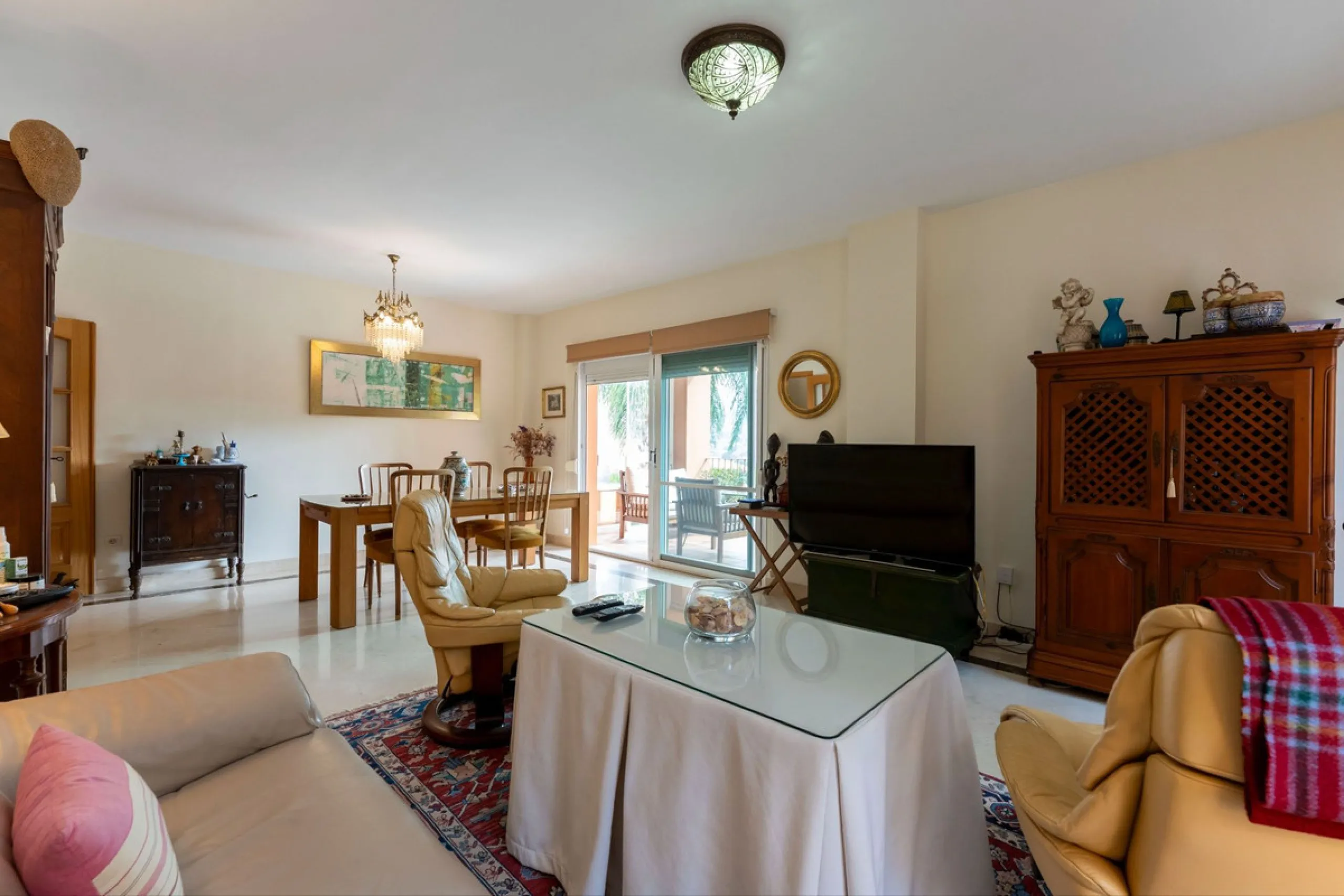 Located in the sought-after residential area of Cerro del Águila on Mijas Costa, this beautifully presented detached corner villa offers a unique combination of privacy, open views, and exceptional comfort. Enjoy uninterrupted panoramic vistas across the 
