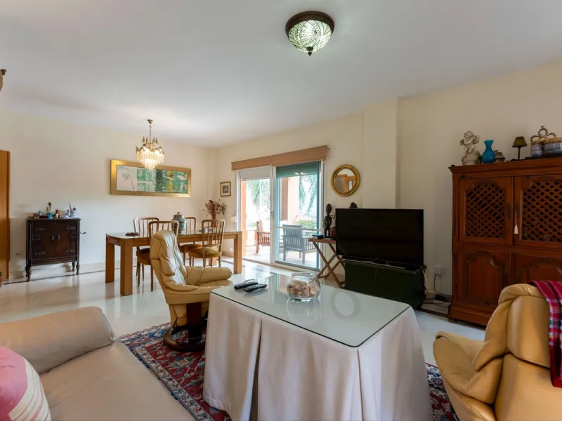 Located in the sought-after residential area of Cerro del Águila on Mijas Costa, this beautifully presented detached corner villa offers a unique combination of privacy, open views, and exceptional comfort. Enjoy uninterrupted panoramic vistas across the 