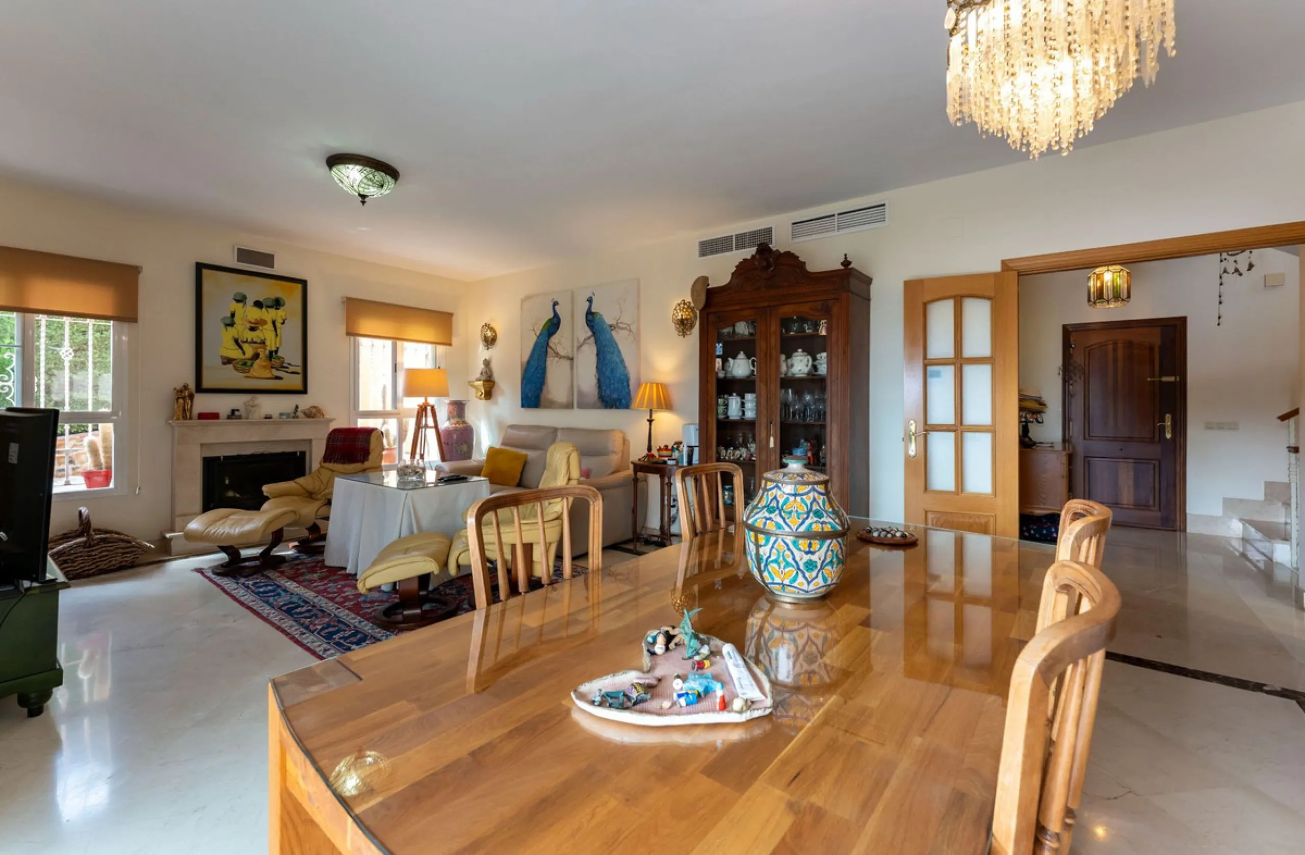 Located in the sought-after residential area of Cerro del Águila on Mijas Costa, this beautifully presented detached corner villa offers a unique combination of privacy, open views, and exceptional comfort. Enjoy uninterrupted panoramic vistas across the 