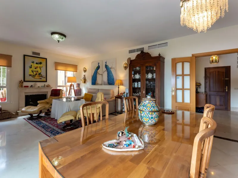 Located in the sought-after residential area of Cerro del Águila on Mijas Costa, this beautifully presented detached corner villa offers a unique combination of privacy, open views, and exceptional comfort. Enjoy uninterrupted panoramic vistas across the 