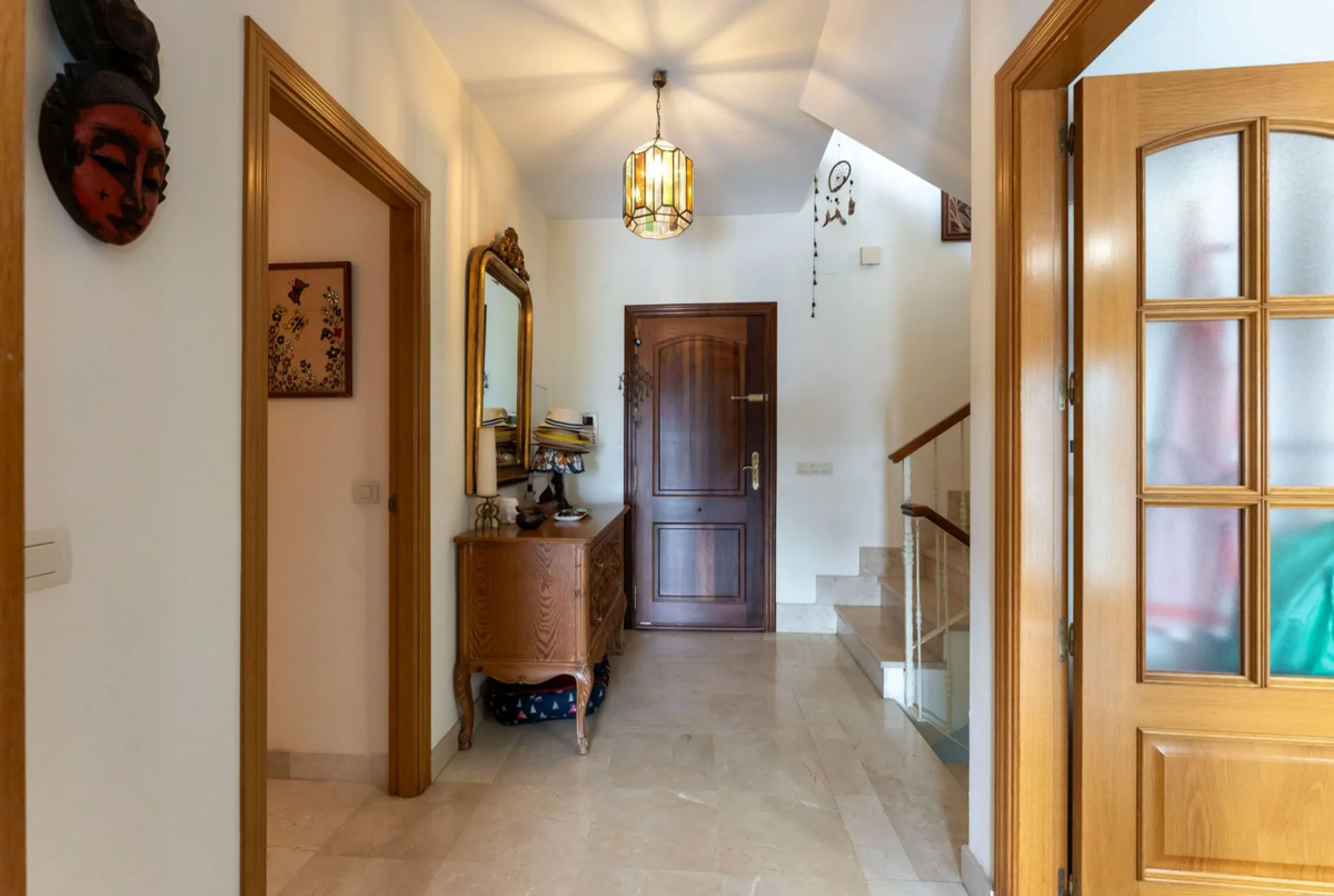 Located in the sought-after residential area of Cerro del Águila on Mijas Costa, this beautifully presented detached corner villa offers a unique combination of privacy, open views, and exceptional comfort. Enjoy uninterrupted panoramic vistas across the 