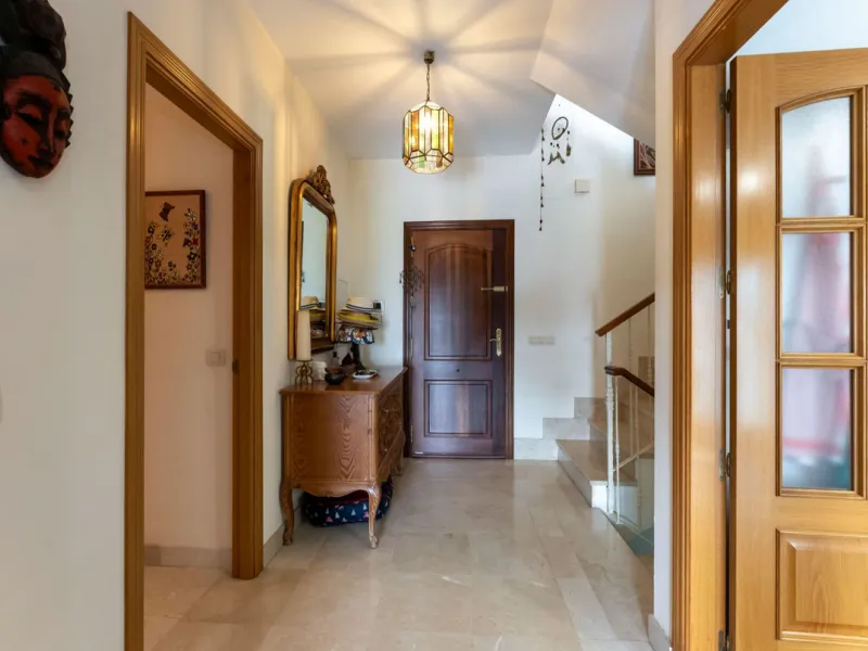 Located in the sought-after residential area of Cerro del Águila on Mijas Costa, this beautifully presented detached corner villa offers a unique combination of privacy, open views, and exceptional comfort. Enjoy uninterrupted panoramic vistas across the 