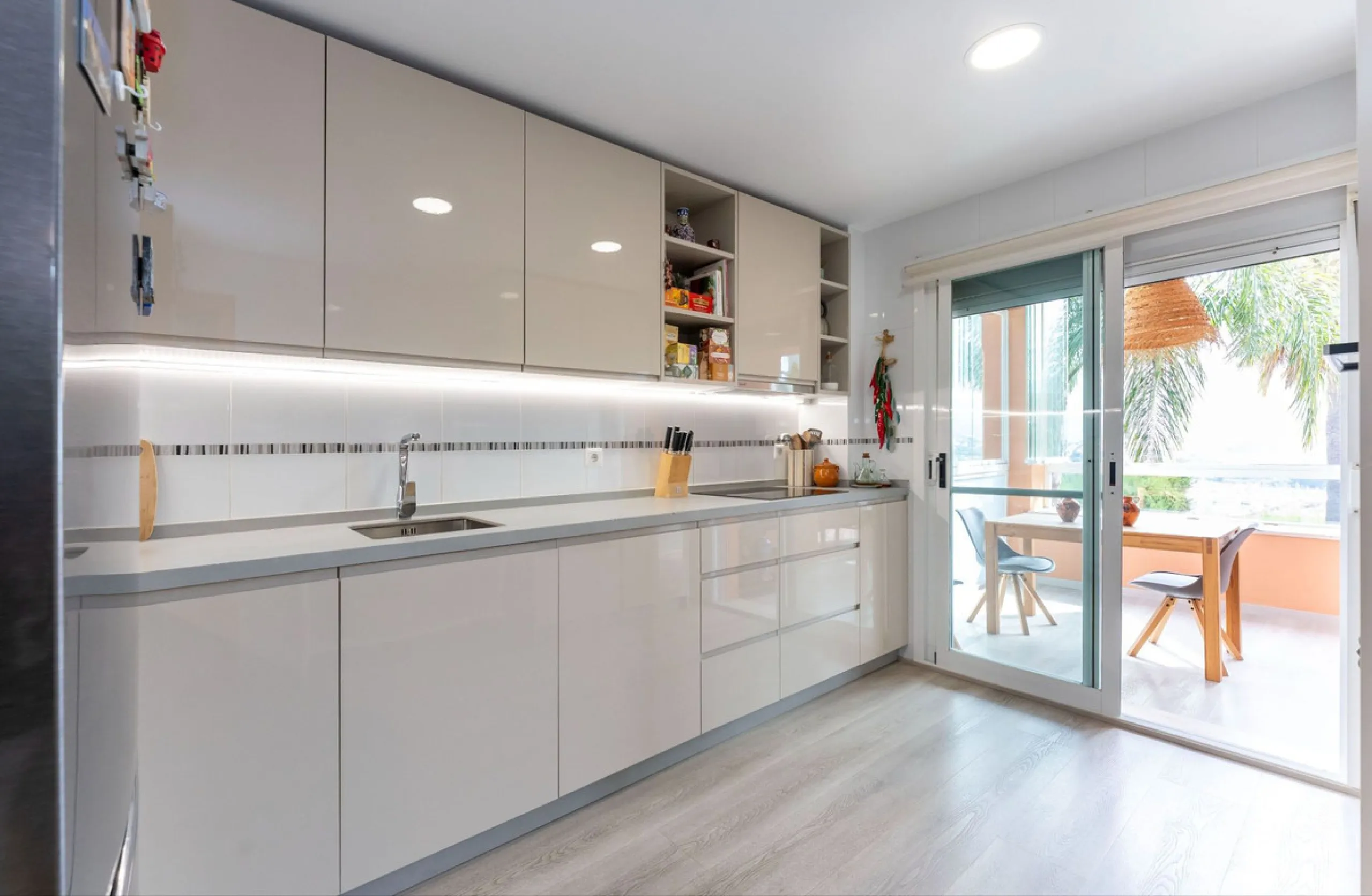 Located in the sought-after residential area of Cerro del Águila on Mijas Costa, this beautifully presented detached corner villa offers a unique combination of privacy, open views, and exceptional comfort. Enjoy uninterrupted panoramic vistas across the 