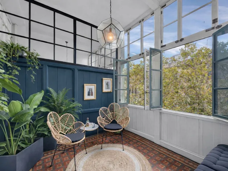 Renovierte Wohnung mit Galerie und hohen Decken nahe dem Triumphbogen, Barcelona