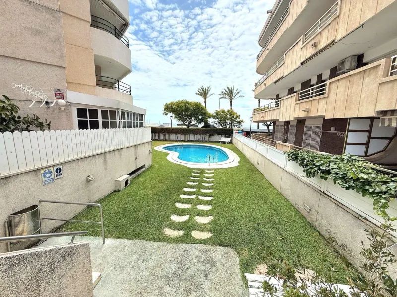 Exclusivo apartamento reformado en primera línea de mar en Calafell