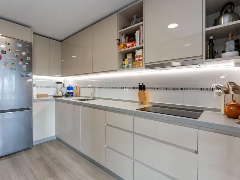 Located in the sought-after residential area of Cerro del Águila on Mijas Costa, this beautifully presented detached corner villa offers a unique combination of privacy, open views, and exceptional comfort. Enjoy uninterrupted panoramic vistas across the 