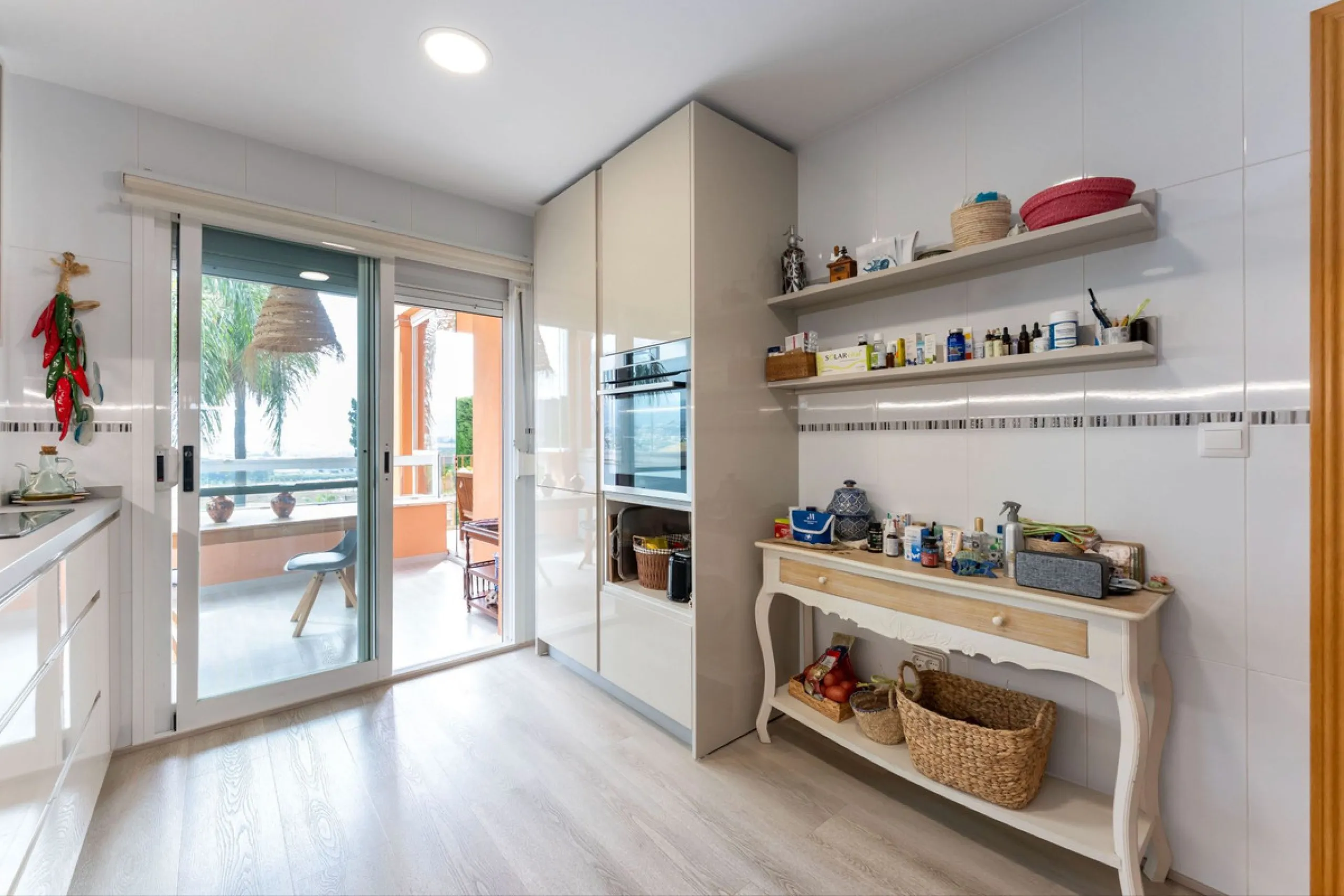 Located in the sought-after residential area of Cerro del Águila on Mijas Costa, this beautifully presented detached corner villa offers a unique combination of privacy, open views, and exceptional comfort. Enjoy uninterrupted panoramic vistas across the 
