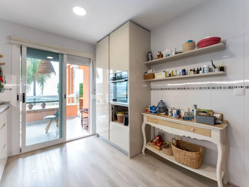 Located in the sought-after residential area of Cerro del Águila on Mijas Costa, this beautifully presented detached corner villa offers a unique combination of privacy, open views, and exceptional comfort. Enjoy uninterrupted panoramic vistas across the 
