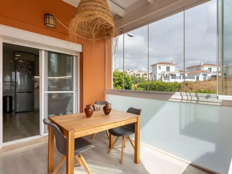 Located in the sought-after residential area of Cerro del Águila on Mijas Costa, this beautifully presented detached corner villa offers a unique combination of privacy, open views, and exceptional comfort. Enjoy uninterrupted panoramic vistas across the 