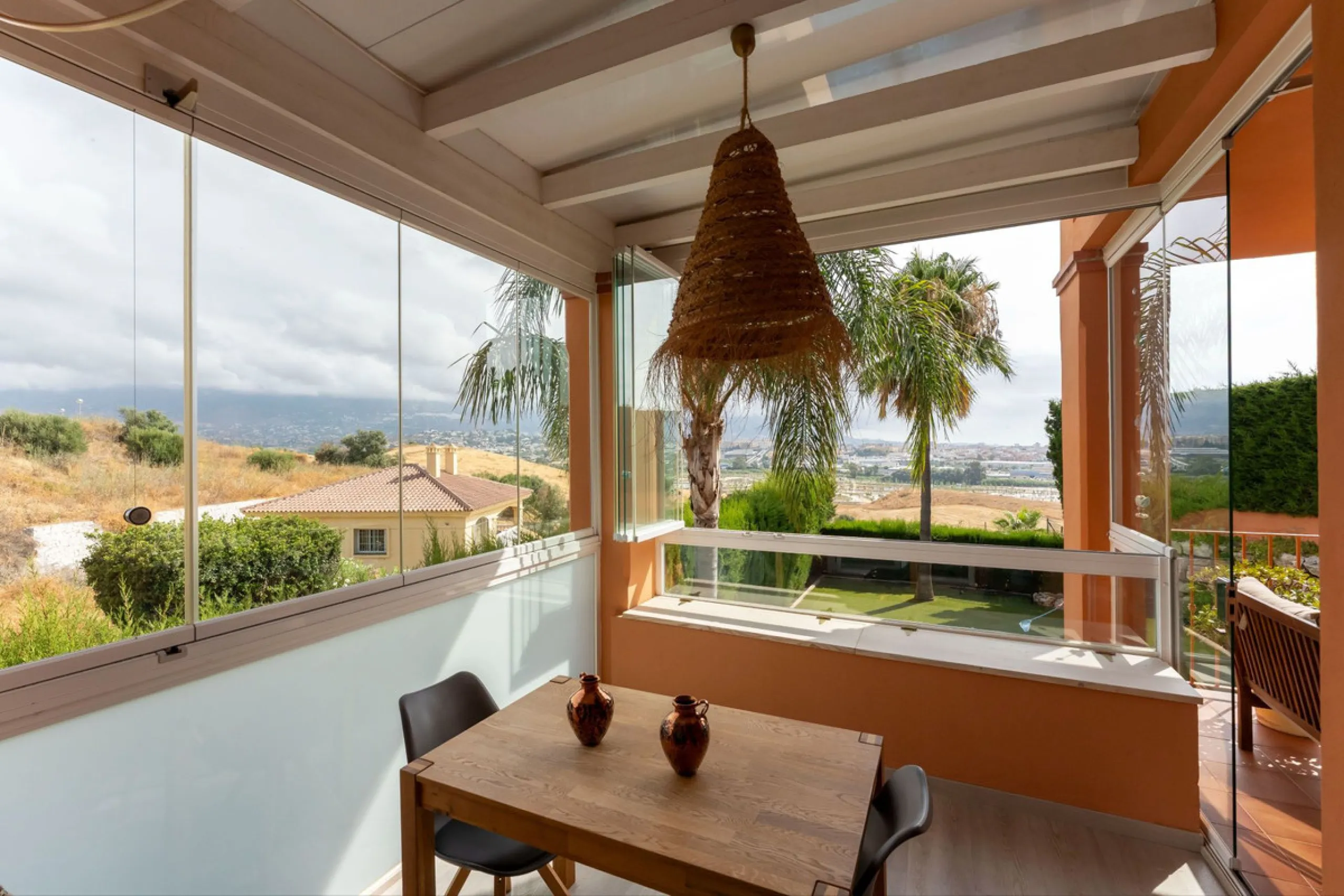 Located in the sought-after residential area of Cerro del Águila on Mijas Costa, this beautifully presented detached corner villa offers a unique combination of privacy, open views, and exceptional comfort. Enjoy uninterrupted panoramic vistas across the 