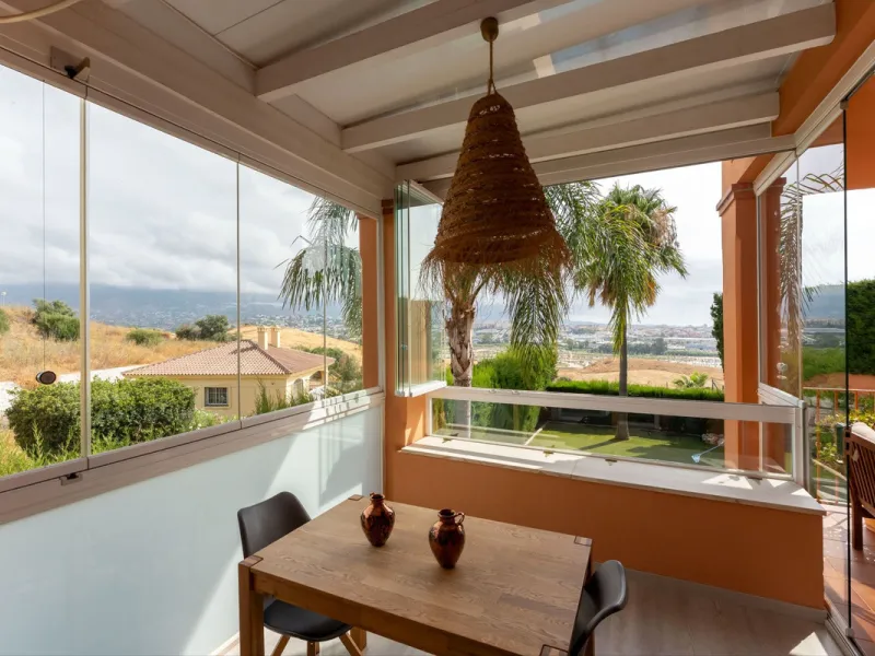 Located in the sought-after residential area of Cerro del Águila on Mijas Costa, this beautifully presented detached corner villa offers a unique combination of privacy, open views, and exceptional comfort. Enjoy uninterrupted panoramic vistas across the 