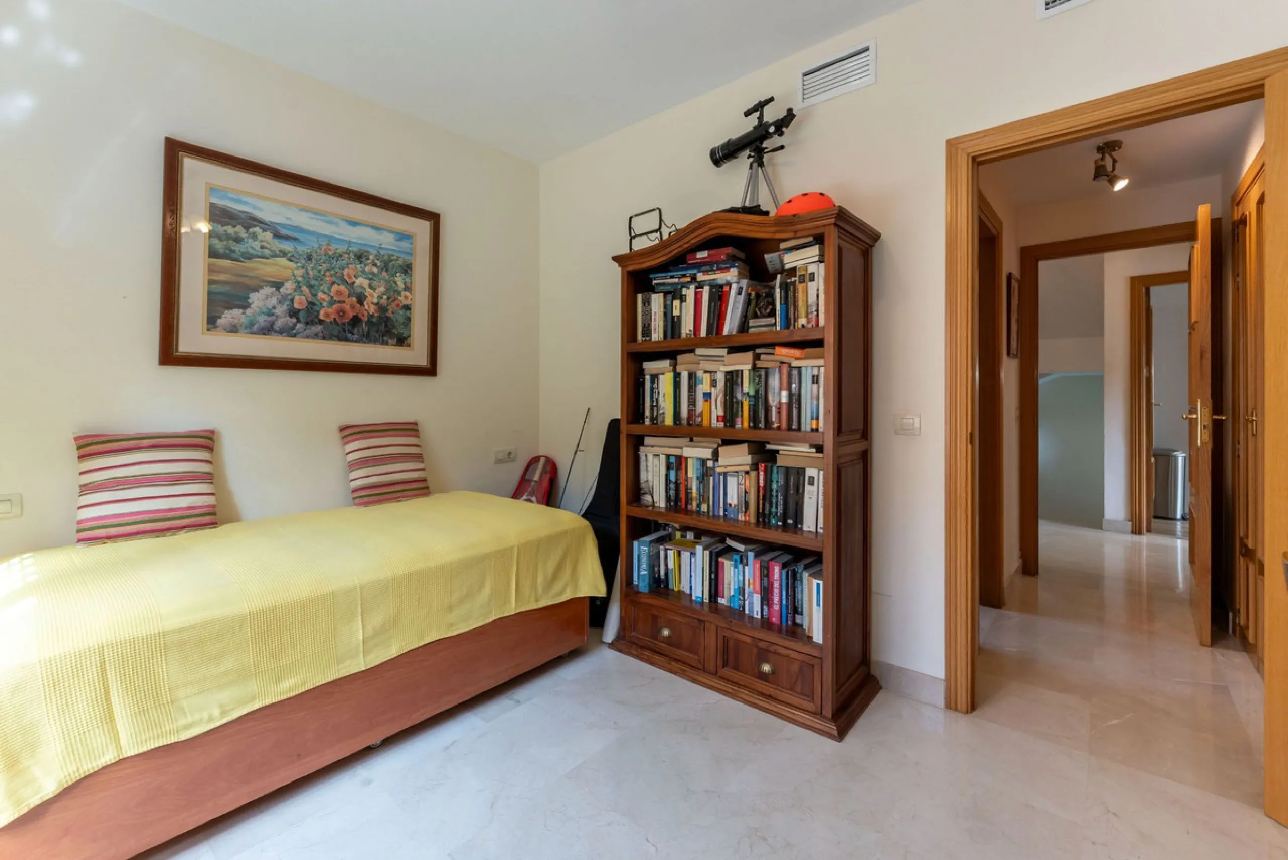 Located in the sought-after residential area of Cerro del Águila on Mijas Costa, this beautifully presented detached corner villa offers a unique combination of privacy, open views, and exceptional comfort. Enjoy uninterrupted panoramic vistas across the 