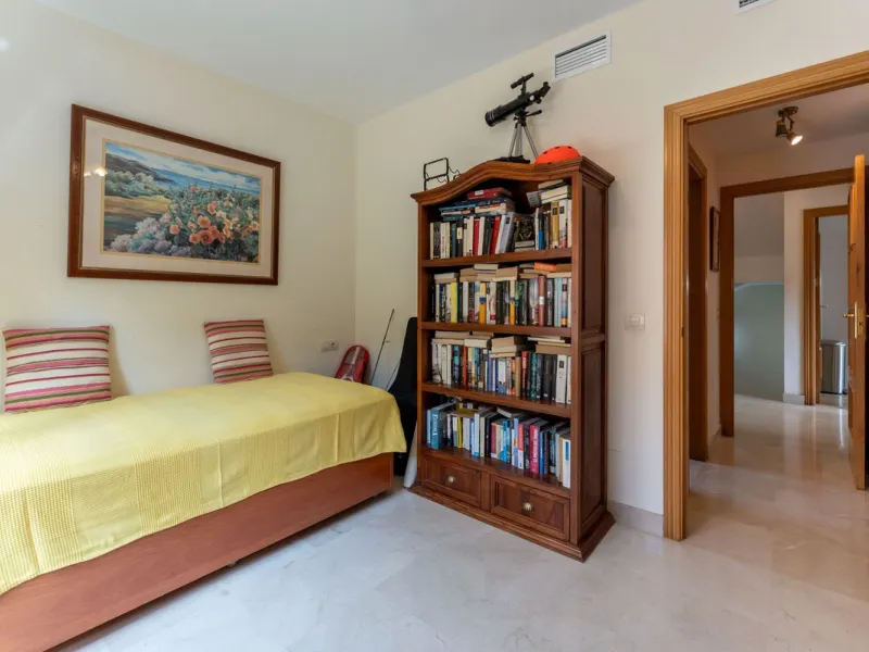 Located in the sought-after residential area of Cerro del Águila on Mijas Costa, this beautifully presented detached corner villa offers a unique combination of privacy, open views, and exceptional comfort. Enjoy uninterrupted panoramic vistas across the 