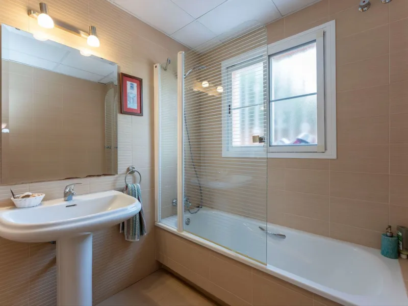 Located in the sought-after residential area of Cerro del Águila on Mijas Costa, this beautifully presented detached corner villa offers a unique combination of privacy, open views, and exceptional comfort. Enjoy uninterrupted panoramic vistas across the 