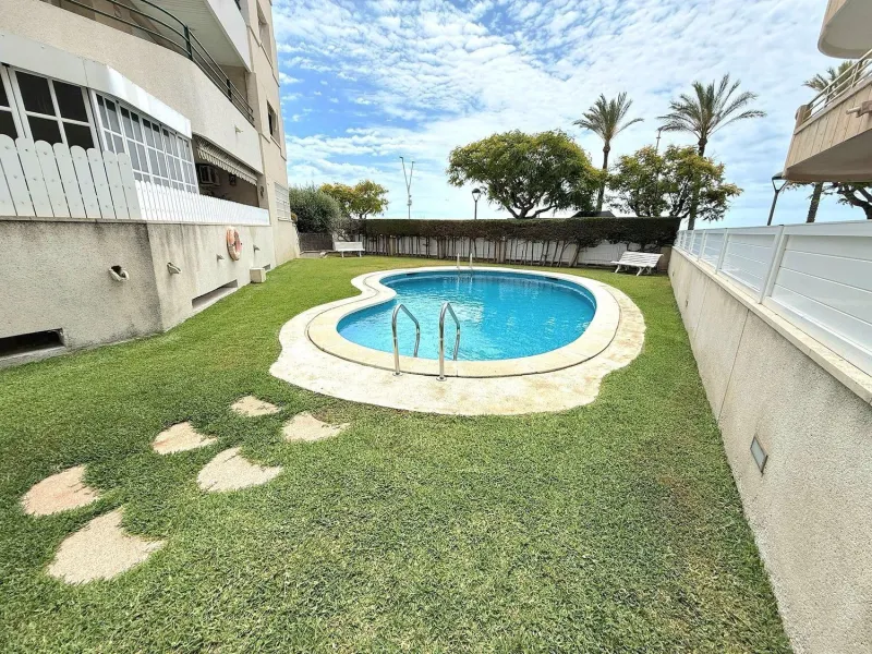 Exclusivo apartamento reformado en primera línea de mar en Calafell