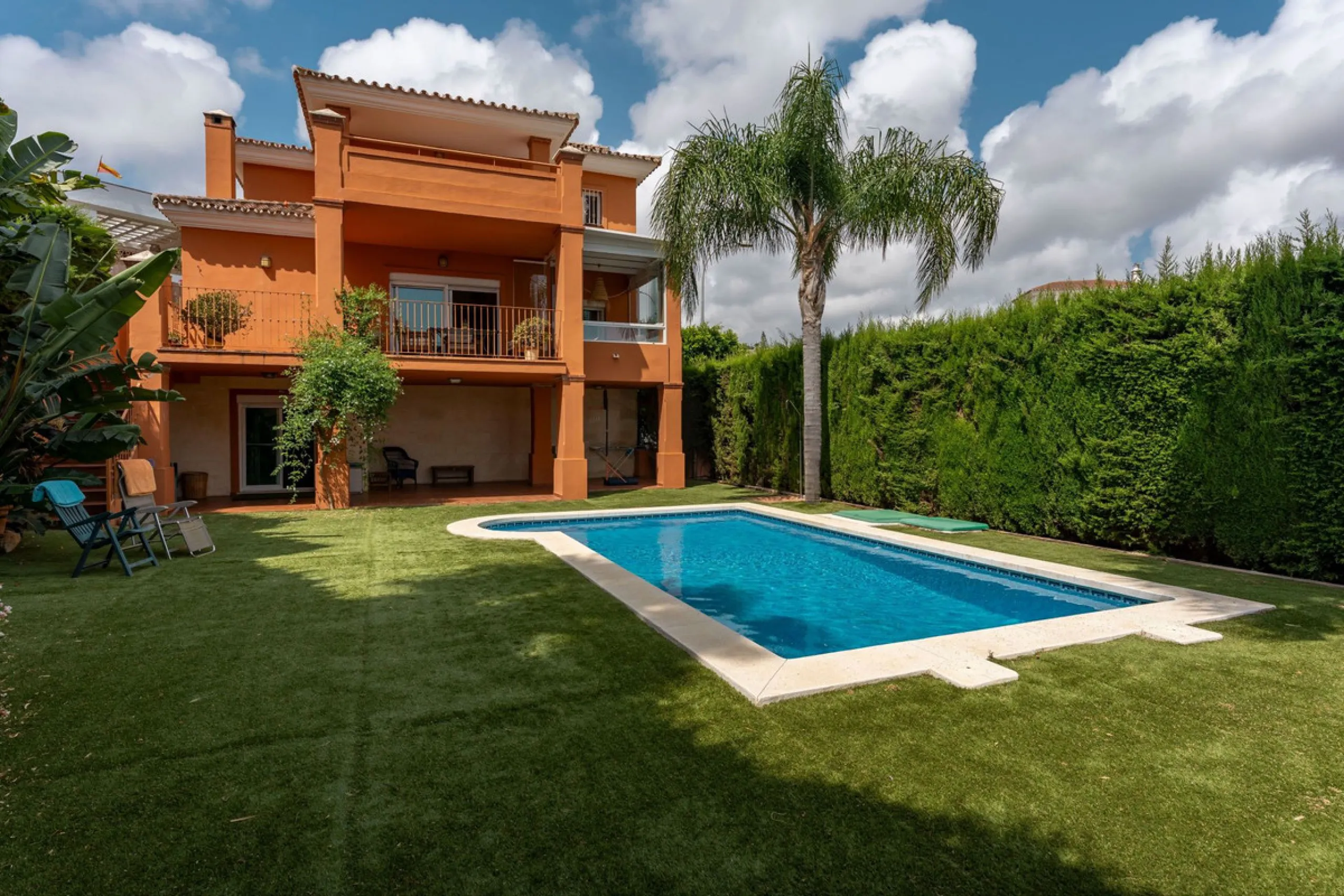 Located in the sought-after residential area of Cerro del Águila on Mijas Costa, this beautifully presented detached corner villa offers a unique combination of privacy, open views, and exceptional comfort. Enjoy uninterrupted panoramic vistas across the 