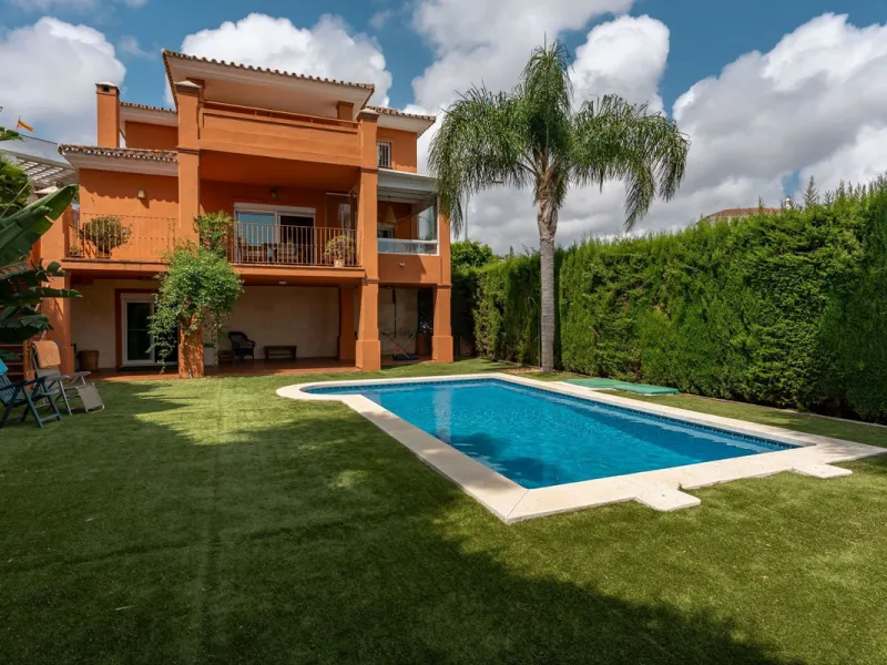 Located in the sought-after residential area of Cerro del Águila on Mijas Costa, this beautifully presented detached corner villa offers a unique combination of privacy, open views, and exceptional comfort. Enjoy uninterrupted panoramic vistas across the 