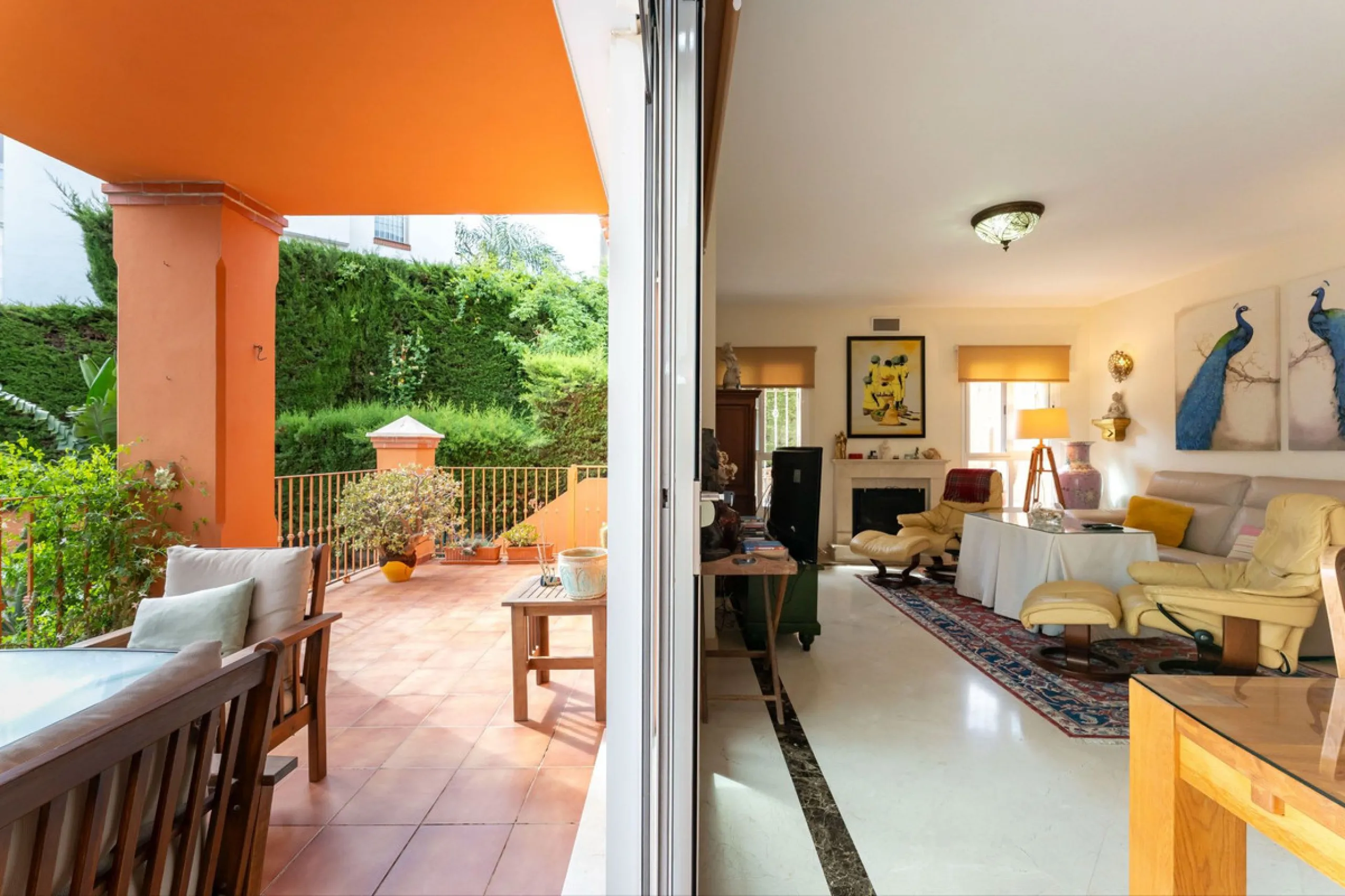 Located in the sought-after residential area of Cerro del Águila on Mijas Costa, this beautifully presented detached corner villa offers a unique combination of privacy, open views, and exceptional comfort. Enjoy uninterrupted panoramic vistas across the 