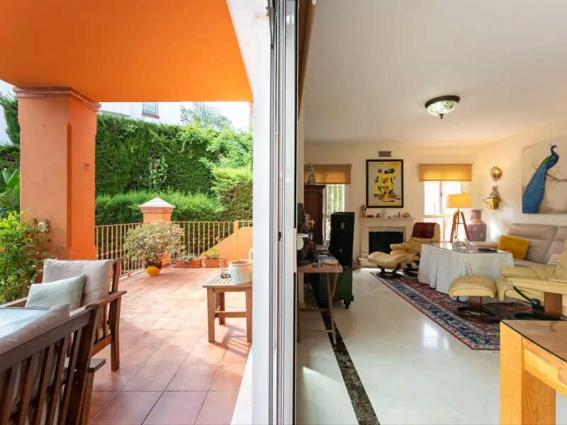 Located in the sought-after residential area of Cerro del Águila on Mijas Costa, this beautifully presented detached corner villa offers a unique combination of privacy, open views, and exceptional comfort. Enjoy uninterrupted panoramic vistas across the 