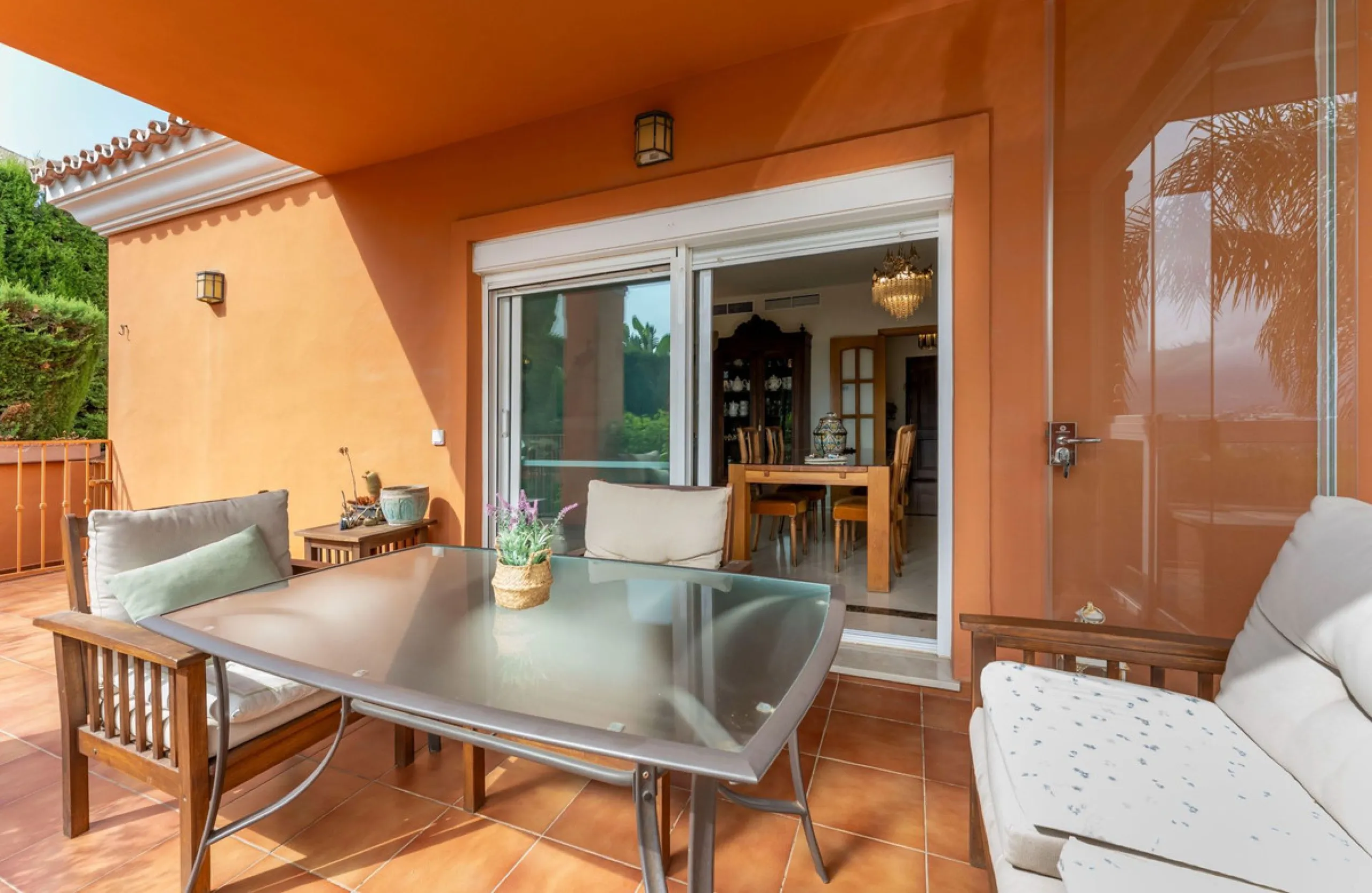 Located in the sought-after residential area of Cerro del Águila on Mijas Costa, this beautifully presented detached corner villa offers a unique combination of privacy, open views, and exceptional comfort. Enjoy uninterrupted panoramic vistas across the 