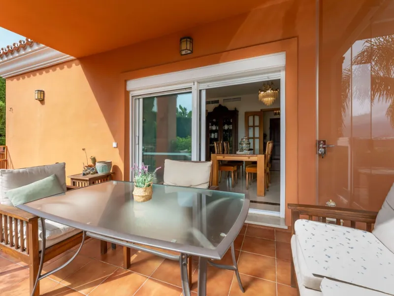 Located in the sought-after residential area of Cerro del Águila on Mijas Costa, this beautifully presented detached corner villa offers a unique combination of privacy, open views, and exceptional comfort. Enjoy uninterrupted panoramic vistas across the 