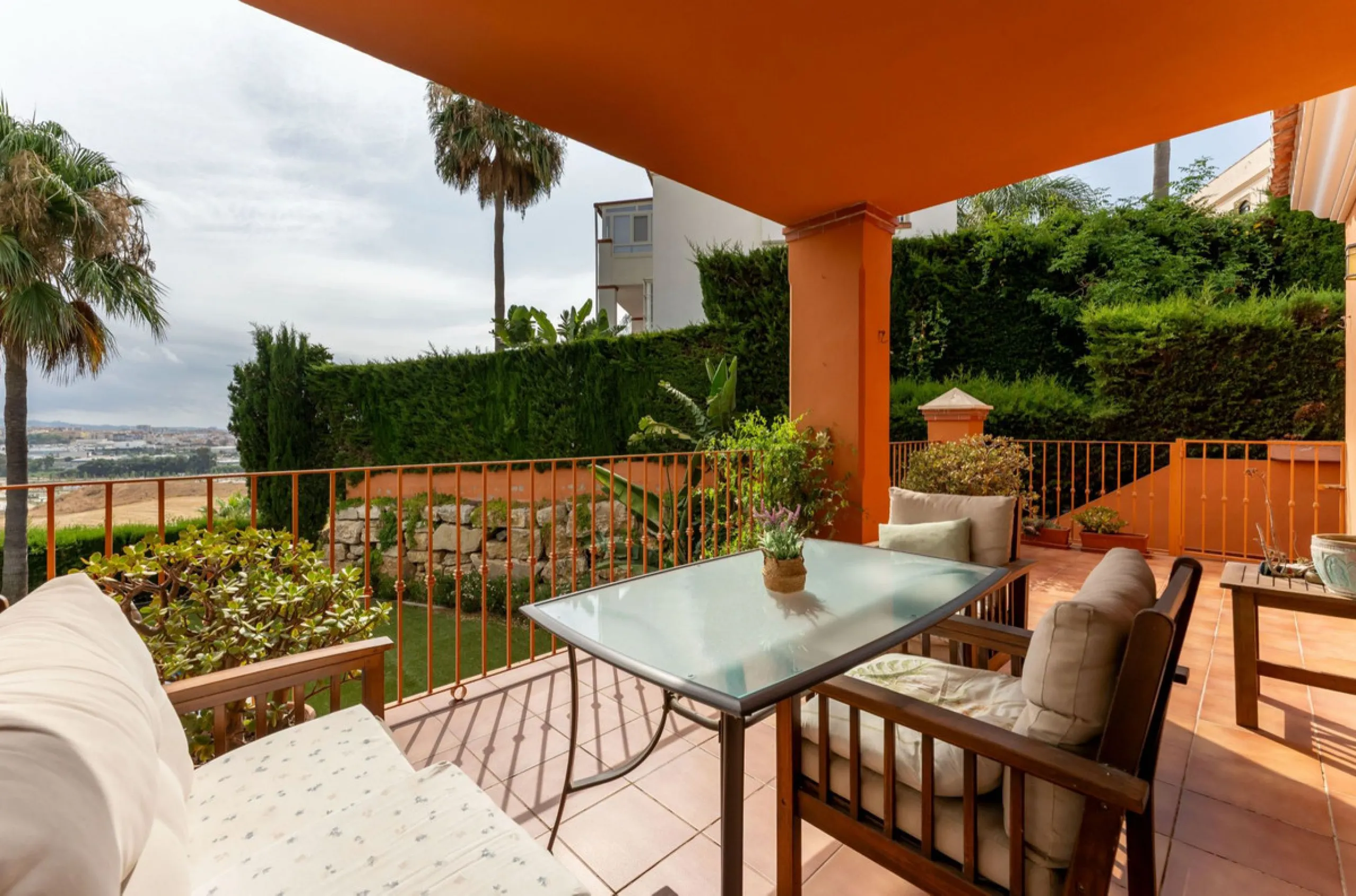 Located in the sought-after residential area of Cerro del Águila on Mijas Costa, this beautifully presented detached corner villa offers a unique combination of privacy, open views, and exceptional comfort. Enjoy uninterrupted panoramic vistas across the 
