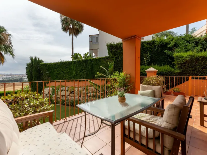 Located in the sought-after residential area of Cerro del Águila on Mijas Costa, this beautifully presented detached corner villa offers a unique combination of privacy, open views, and exceptional comfort. Enjoy uninterrupted panoramic vistas across the 