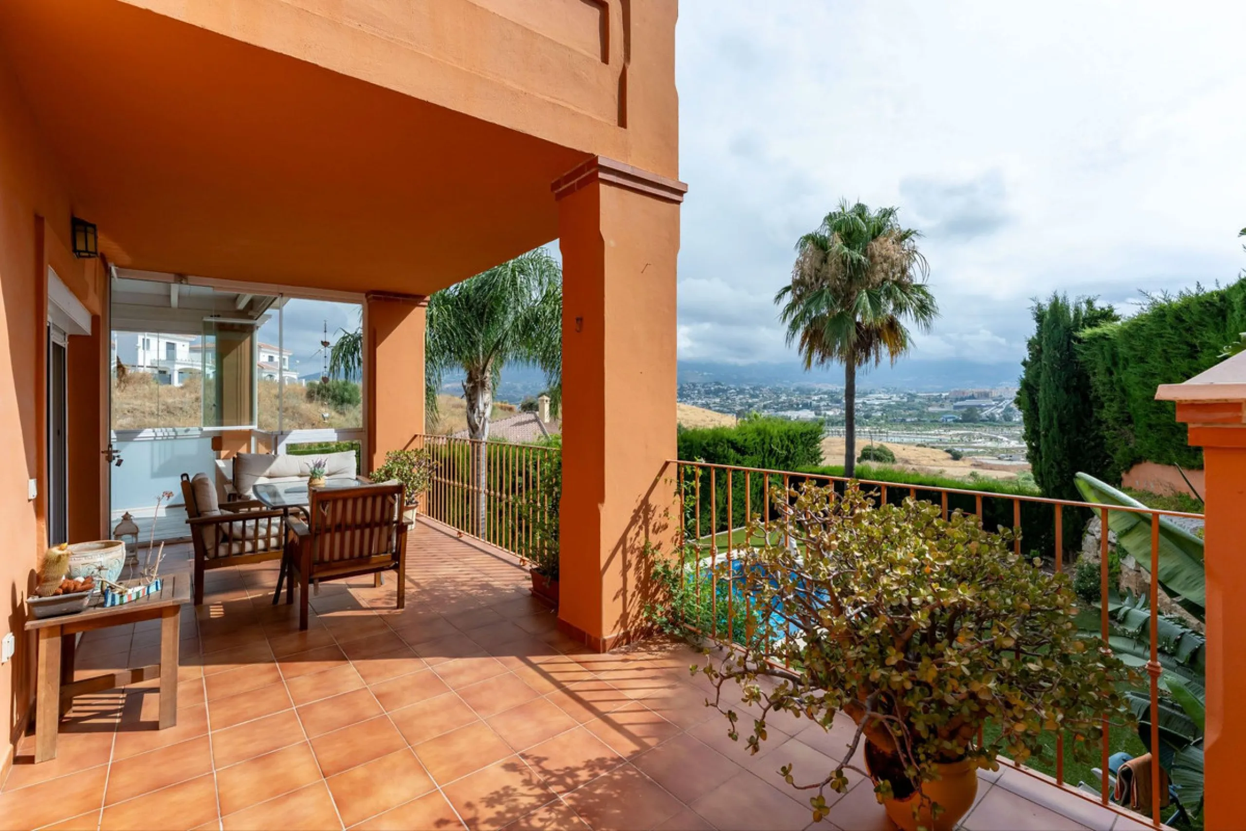 Located in the sought-after residential area of Cerro del Águila on Mijas Costa, this beautifully presented detached corner villa offers a unique combination of privacy, open views, and exceptional comfort. Enjoy uninterrupted panoramic vistas across the 