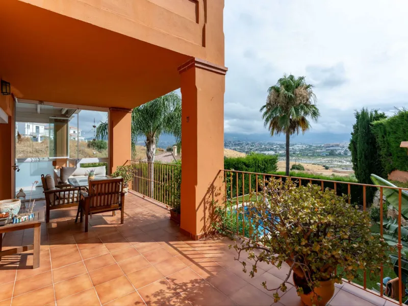 Located in the sought-after residential area of Cerro del Águila on Mijas Costa, this beautifully presented detached corner villa offers a unique combination of privacy, open views, and exceptional comfort. Enjoy uninterrupted panoramic vistas across the 