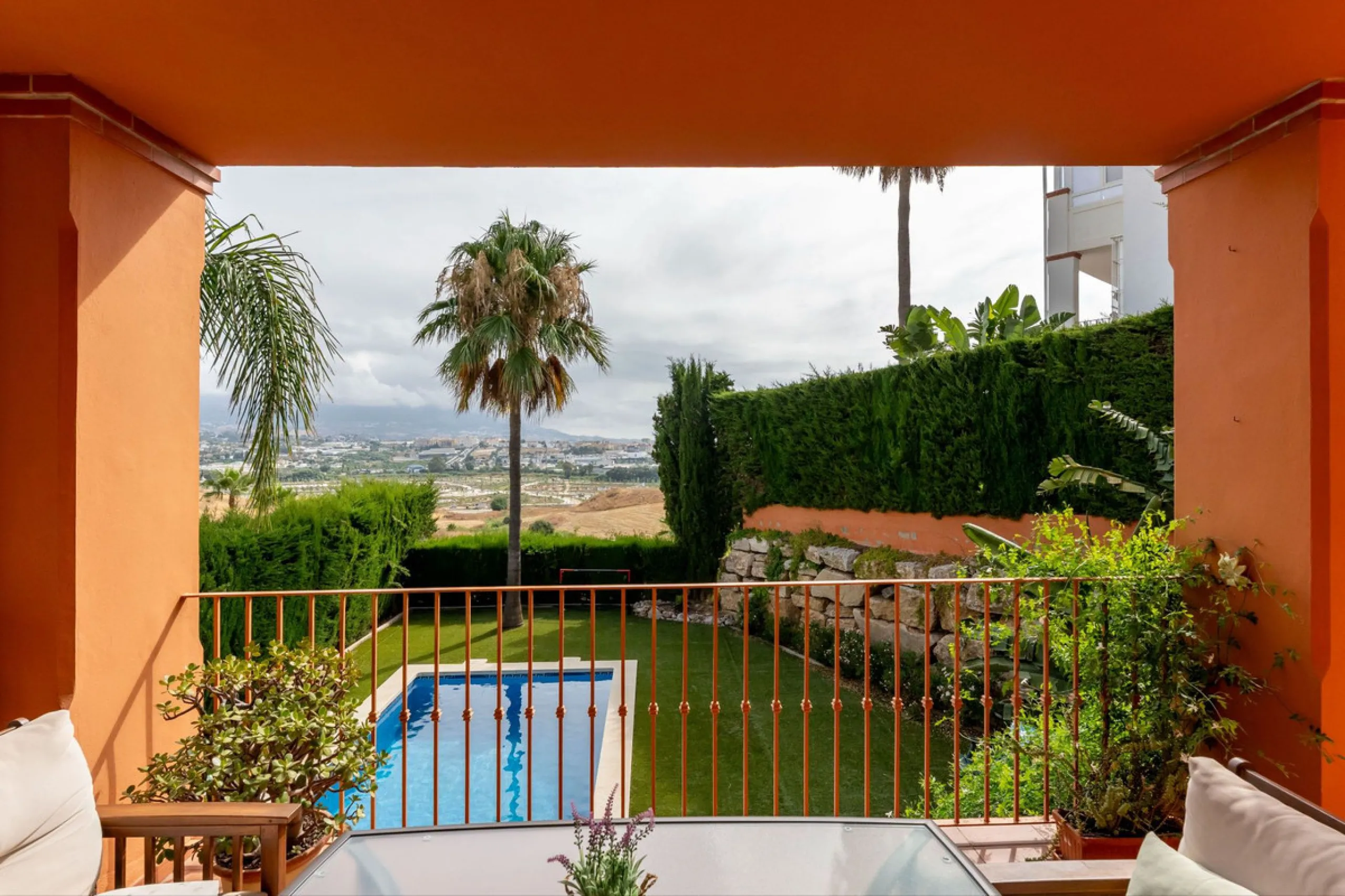 Located in the sought-after residential area of Cerro del Águila on Mijas Costa, this beautifully presented detached corner villa offers a unique combination of privacy, open views, and exceptional comfort. Enjoy uninterrupted panoramic vistas across the 
