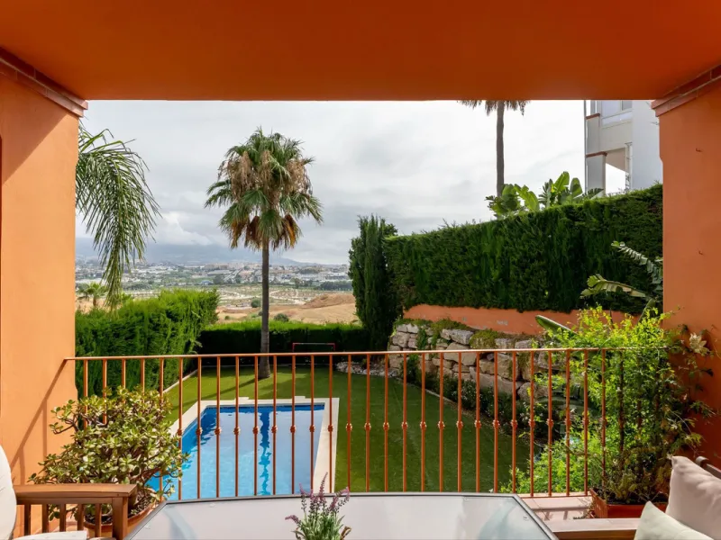 Located in the sought-after residential area of Cerro del Águila on Mijas Costa, this beautifully presented detached corner villa offers a unique combination of privacy, open views, and exceptional comfort. Enjoy uninterrupted panoramic vistas across the 