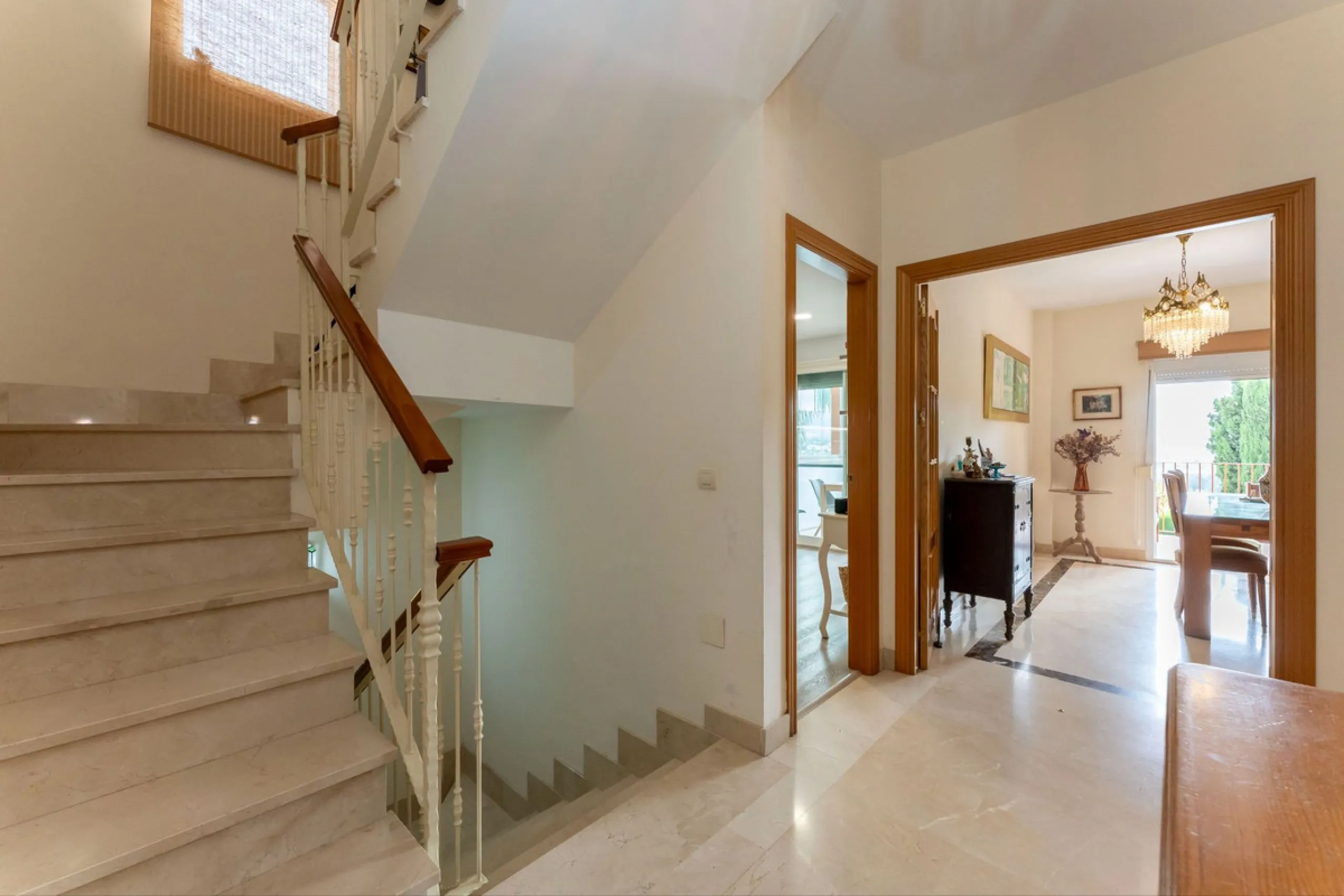 Located in the sought-after residential area of Cerro del Águila on Mijas Costa, this beautifully presented detached corner villa offers a unique combination of privacy, open views, and exceptional comfort. Enjoy uninterrupted panoramic vistas across the 