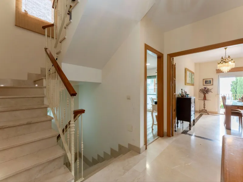 Located in the sought-after residential area of Cerro del Águila on Mijas Costa, this beautifully presented detached corner villa offers a unique combination of privacy, open views, and exceptional comfort. Enjoy uninterrupted panoramic vistas across the 