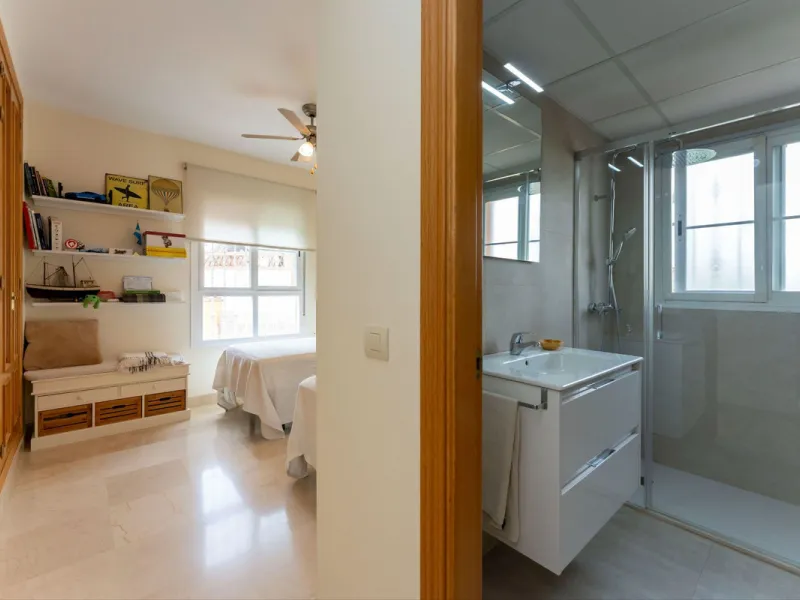 Located in the sought-after residential area of Cerro del Águila on Mijas Costa, this beautifully presented detached corner villa offers a unique combination of privacy, open views, and exceptional comfort. Enjoy uninterrupted panoramic vistas across the 