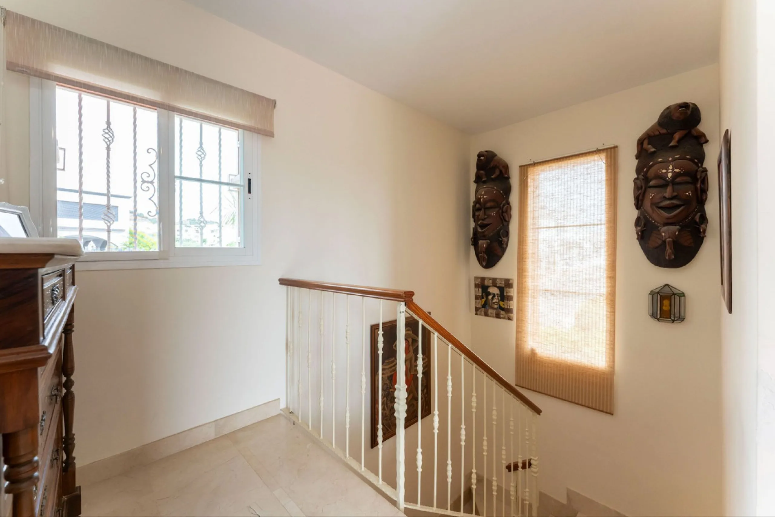 Located in the sought-after residential area of Cerro del Águila on Mijas Costa, this beautifully presented detached corner villa offers a unique combination of privacy, open views, and exceptional comfort. Enjoy uninterrupted panoramic vistas across the 