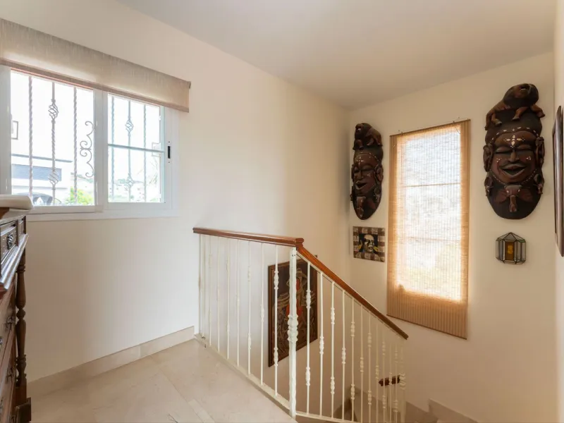 Located in the sought-after residential area of Cerro del Águila on Mijas Costa, this beautifully presented detached corner villa offers a unique combination of privacy, open views, and exceptional comfort. Enjoy uninterrupted panoramic vistas across the 