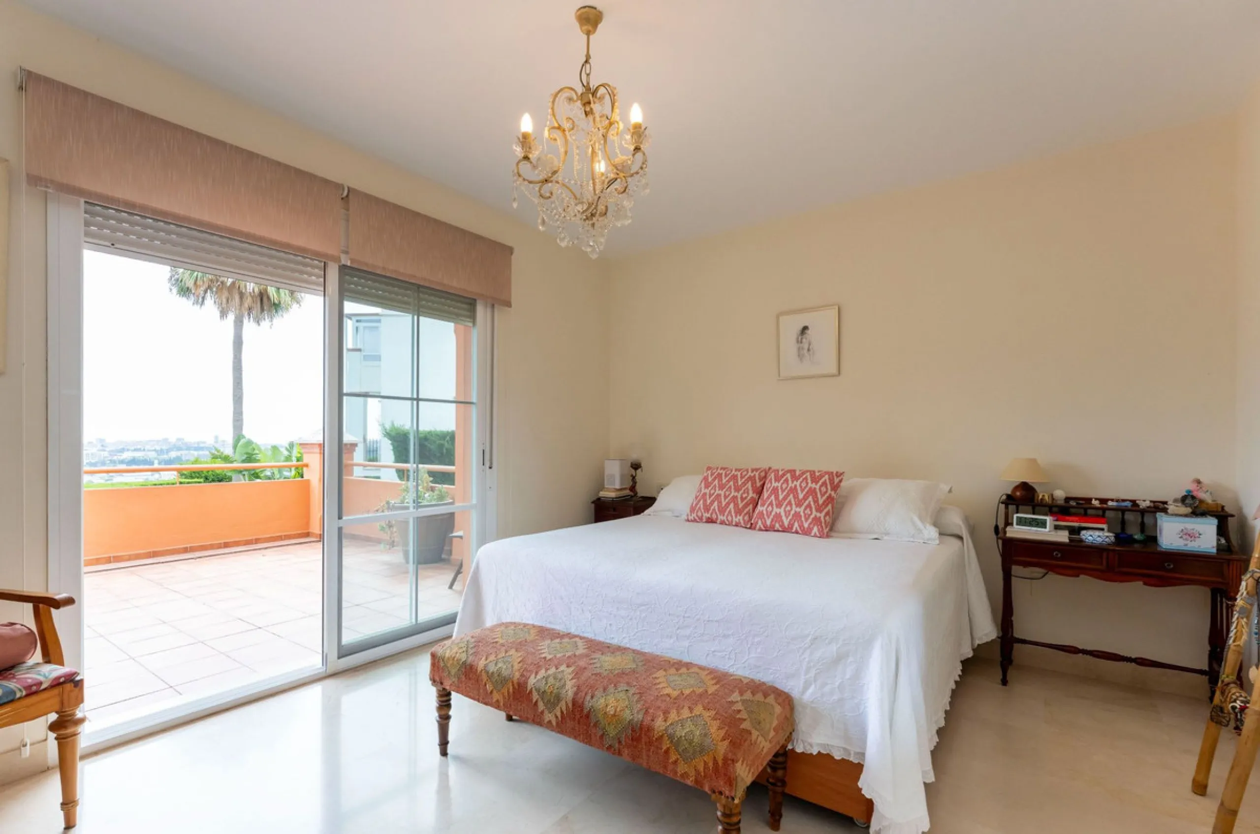 Located in the sought-after residential area of Cerro del Águila on Mijas Costa, this beautifully presented detached corner villa offers a unique combination of privacy, open views, and exceptional comfort. Enjoy uninterrupted panoramic vistas across the 