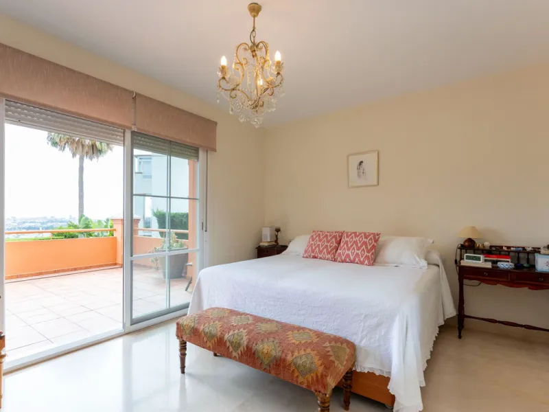 Located in the sought-after residential area of Cerro del Águila on Mijas Costa, this beautifully presented detached corner villa offers a unique combination of privacy, open views, and exceptional comfort. Enjoy uninterrupted panoramic vistas across the 