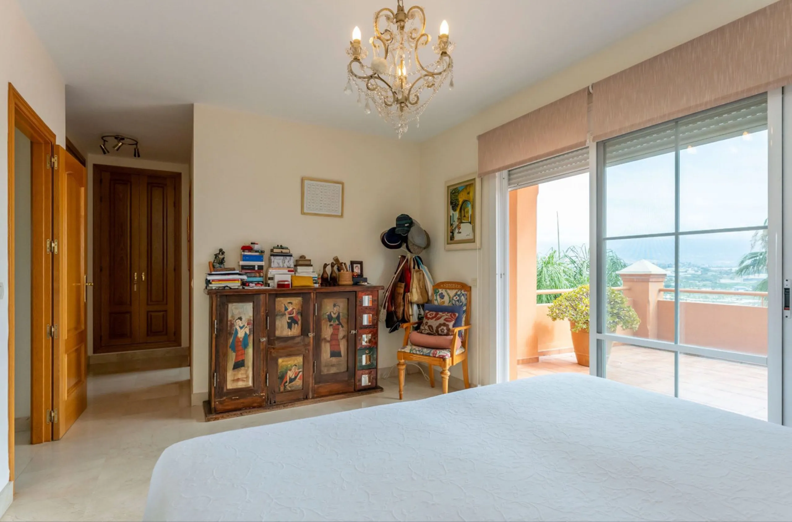Located in the sought-after residential area of Cerro del Águila on Mijas Costa, this beautifully presented detached corner villa offers a unique combination of privacy, open views, and exceptional comfort. Enjoy uninterrupted panoramic vistas across the 